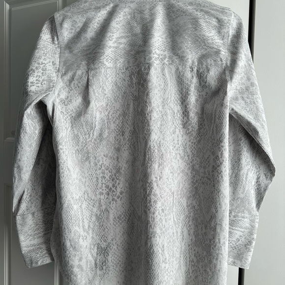 NWT Chico's Womens No-Iron Python Classic Shirt Size 0/US size 4 - Picture 4 of 4